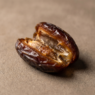 Premium Kalmi Dates, close-up detail